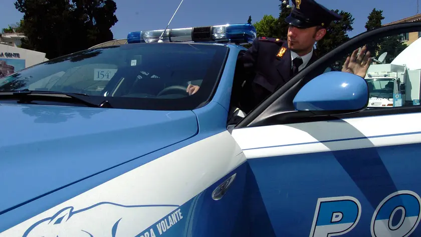 20060504 - ROMA - POL - 154 ANNI POLIZIA: AL VIA DOMANI, SENZA DIMENTICARE NASSIRIYA CERIMONIA ALLA PRESENZA CAPO STATO. PRESENTATA NUOVA VOLANTE Un compleanno senza banda e fanfara, ..in omaggio ai colleghi dell'Arma e al Capitano dell'Esercito che hanno perso la vita a Nassiriya. Verra' celebrato cosi' il 154esimo anniversario della Polizia di Stato, che prendera' il via domani con la cerimonia alla presenza del Capo dello Stato Carlo Azeglio Ciampi. La cerimonia sara' anche l'occasione per presentare la nuova volante della Polizia, l'Alfa 159, che sostituira' la 'vecchia' marea. DE RENZIS/ANSA/ma247..