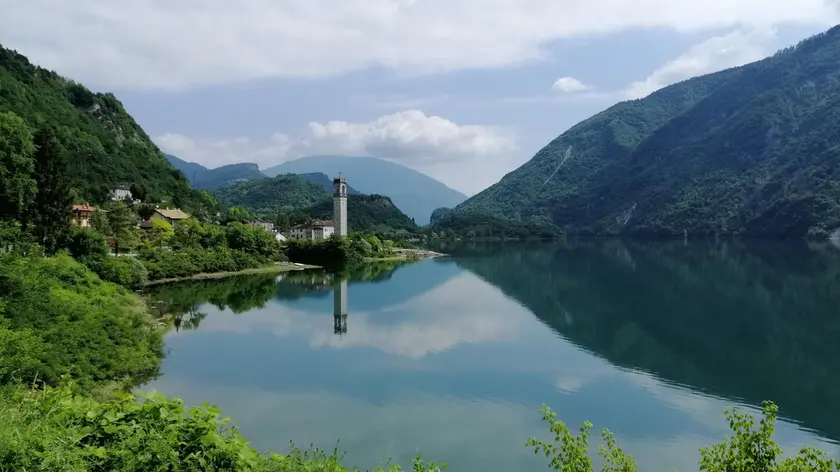 Veduta sul lago del Corlo ad Arsiè