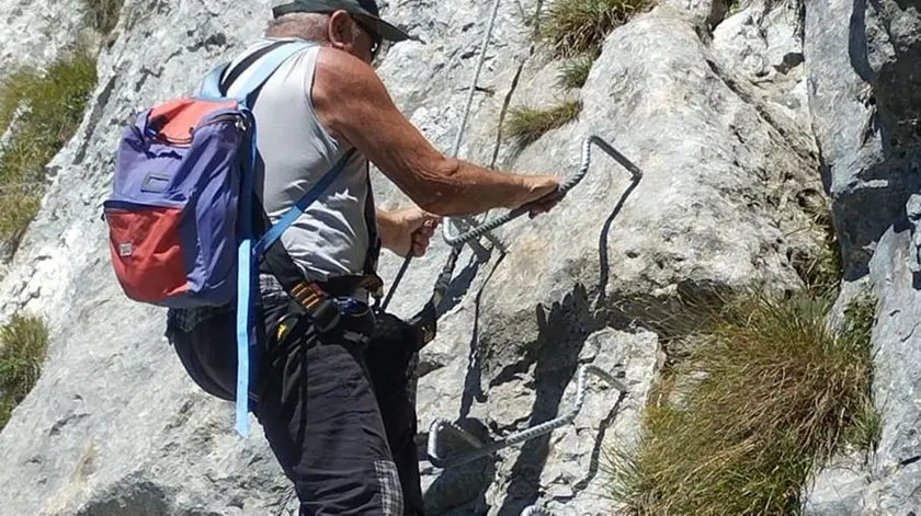 Rino Campigotto durante la scalata della “Ferrata dei sei”