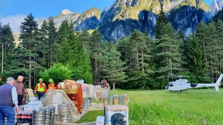 Il carico della spesa arrivato con l’elicottero al rifugio Carducci