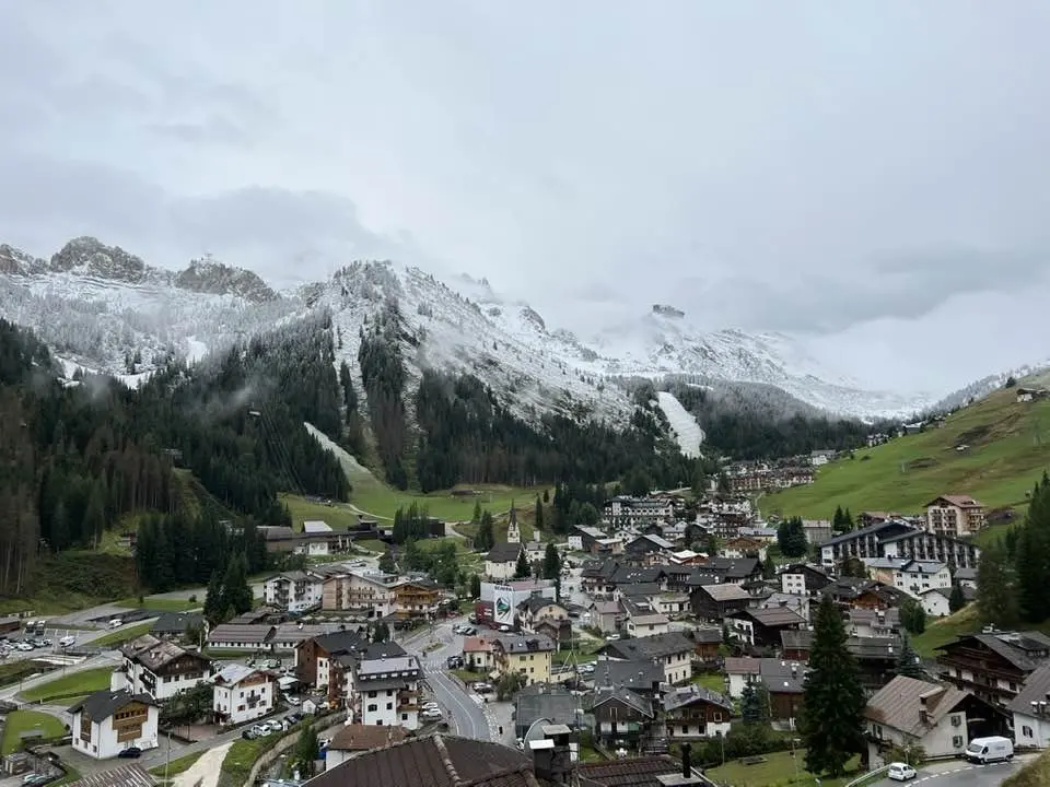 Crollo delle temperature e cime imbiancate nella notte tra venerdì e sabato 17 settembre. Le immagini dai rifugi, dal Sellaronda bike day, dal Cai e dagli appassionati
