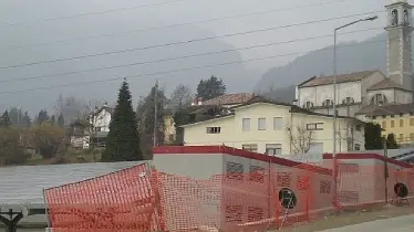 Il sindaco Ermes Vieceli In alto l’impianto fotovoltaico in costruzione a San Gregorio E’ l’opera più attesa del 2011