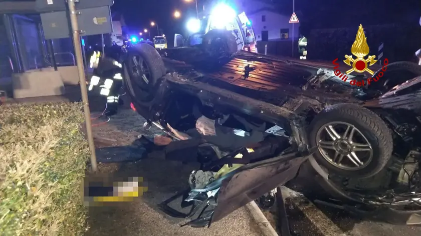 Quel che resta dell'auto uscita di strada nella notte di sabato 22 gennaio a Ponte nelle Alpi