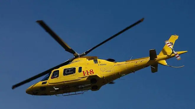 in foto elicottero suem 118..INCIDENTE STRADALE LUNGO LA STRADA PROVINCIALE 81 - OTTANTUNO, DOVE UN'AUTOCISTERNA CARICA DI BENZINA TRAVOLGE ALCUNE AUTO FERME AL SEMAFORO. UNA OPEL ASTRA DOVE E' MORTO CARBONIZZATO PLINIO SCAPPATO 65 ANNI DI ORIAGO, MENTRE LA MOGLIE LUCIANA FRATTINA SI SALVA, ED UNA SUZUKI VITARA CON DUE RAGAZZI A BORDO, LORENZO ROSSET DI TRENTO E MAURO PARISOTTO DI SPINEA RIMASTI ILLESI
