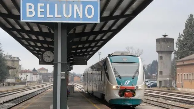 Belluno, 10 dicembre 2007. Alla stazione di Belluno arriva il nuovo servizio navetta di trenitalia Il Minuetto