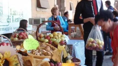 - Due istantanee di Mele a Mel, la rassegna inaugurata ieri dall'assessore Manzato