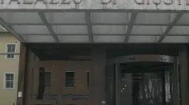 Nella foto a sinistra l’ingresso del palazzo di giustizia Accanto Gianpiero Addis Melaiu e Roberto Bortolotto