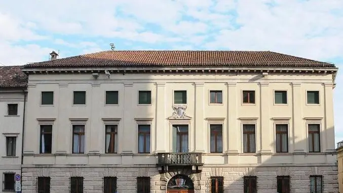 Palazzo Piloni, sede della Provincia di Belluno, senza le bandiere esposte - In alto la sede dell'ente a Palazzo Piloni A sinistra il consiglio provinciale che entro fine mese vota il bilancio