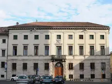 Palazzo Piloni, sede della Provincia di Belluno, senza le bandiere esposte - In alto la sede dell'ente a Palazzo Piloni A sinistra il consiglio provinciale che entro fine mese vota il bilancio