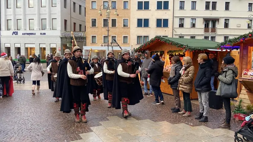 Zampognari in piazza Martirti a Belluno per la festa che ha dato inizio al cartellone di eventi natalizi