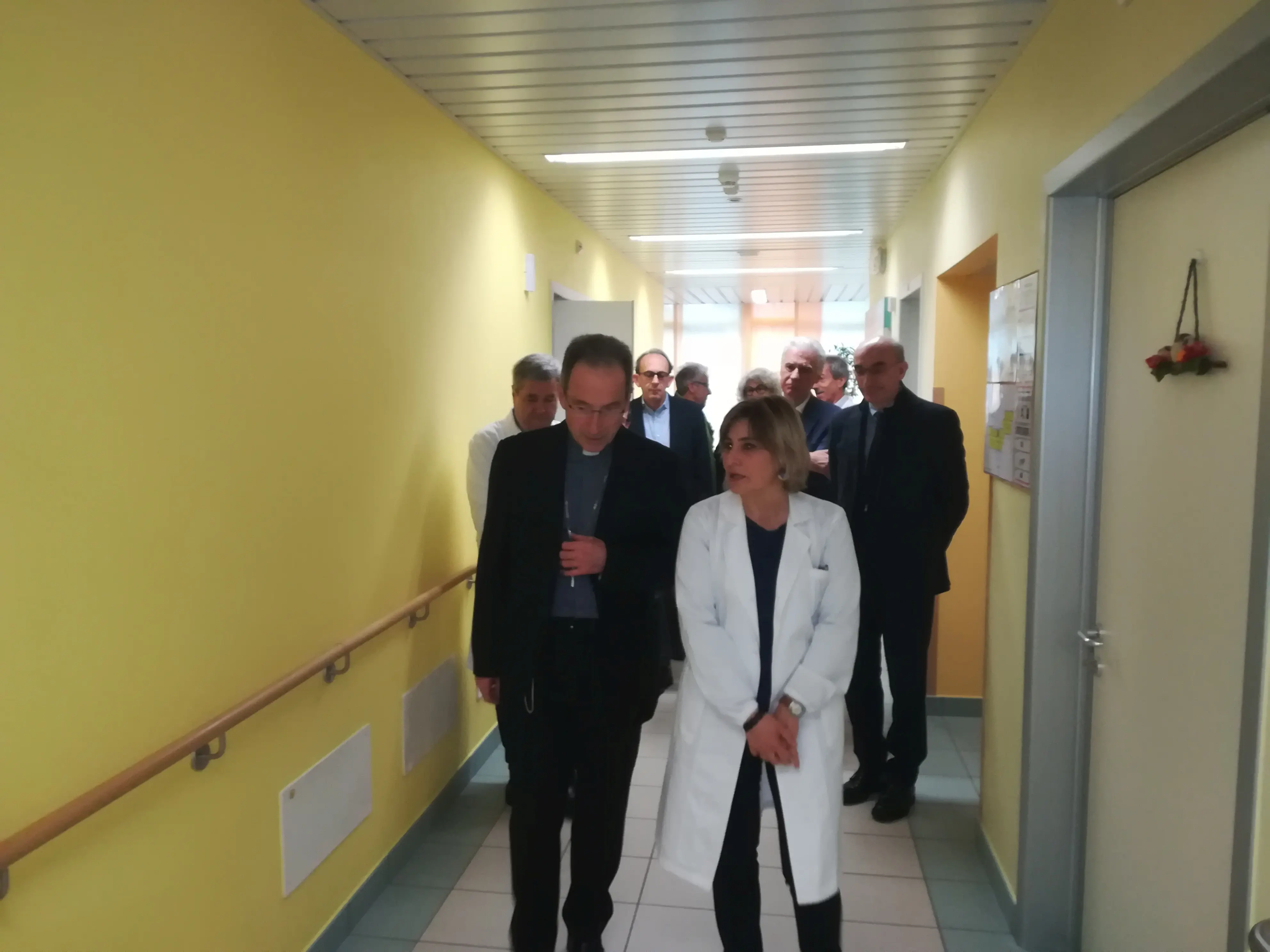 Roberta Perin guida il vescovo Renato Marangoni in visita all'hospice Le Vette di Feltre