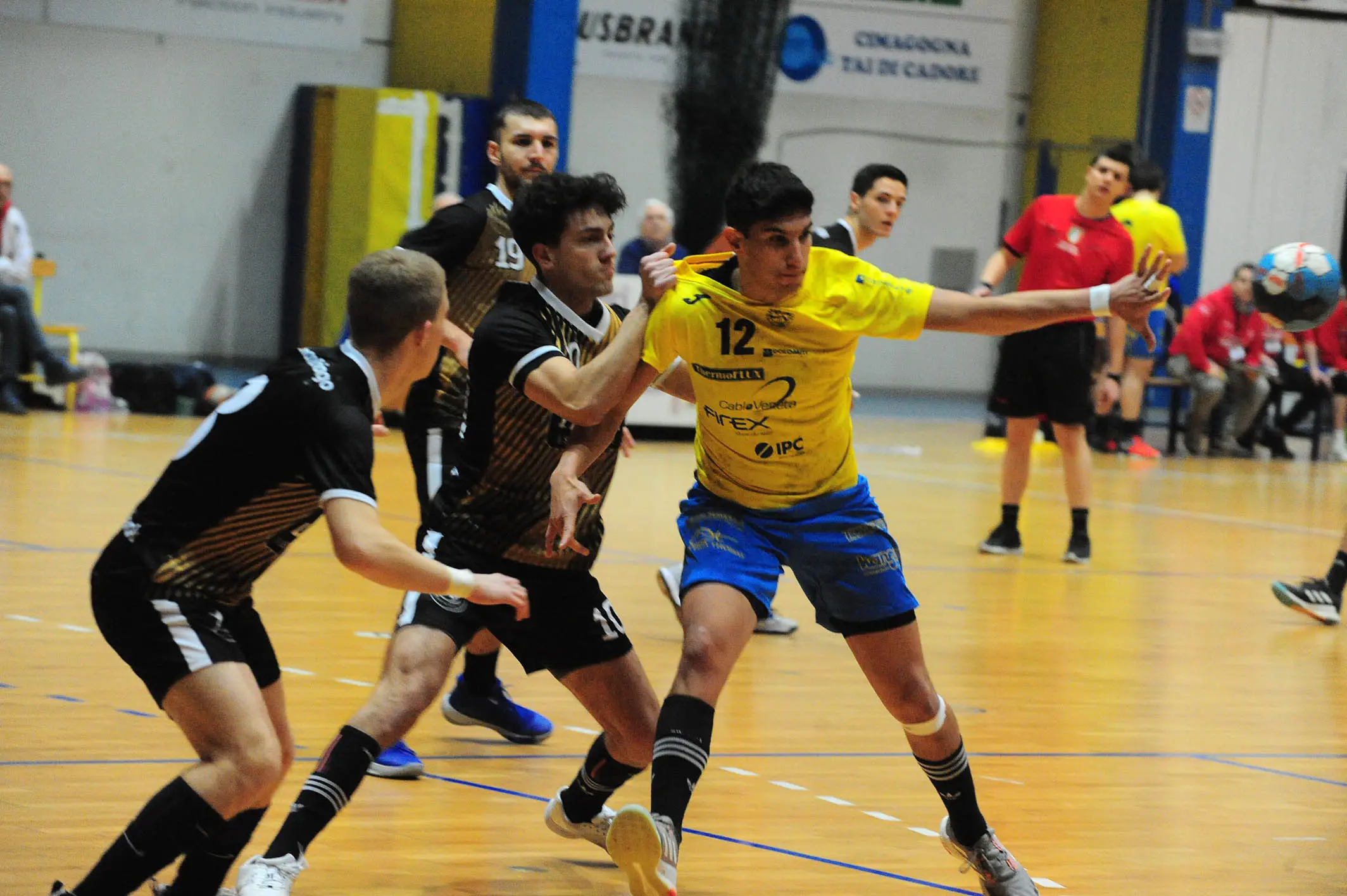 Importante successo della Pallamano Belluno, che batte l'Arcobaleno Oriago fanalino di coda e ridà un po' di ossigeno alla propria classifica in serie A2.