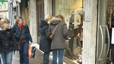 Si dà un’occhiata alle vetrine alla ricerca dell’affare