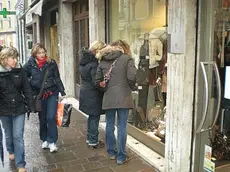 Si dà un’occhiata alle vetrine alla ricerca dell’affare