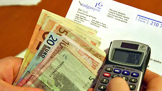 Utenti alle prese con le bollette elettriche nella selva del mercato libero
