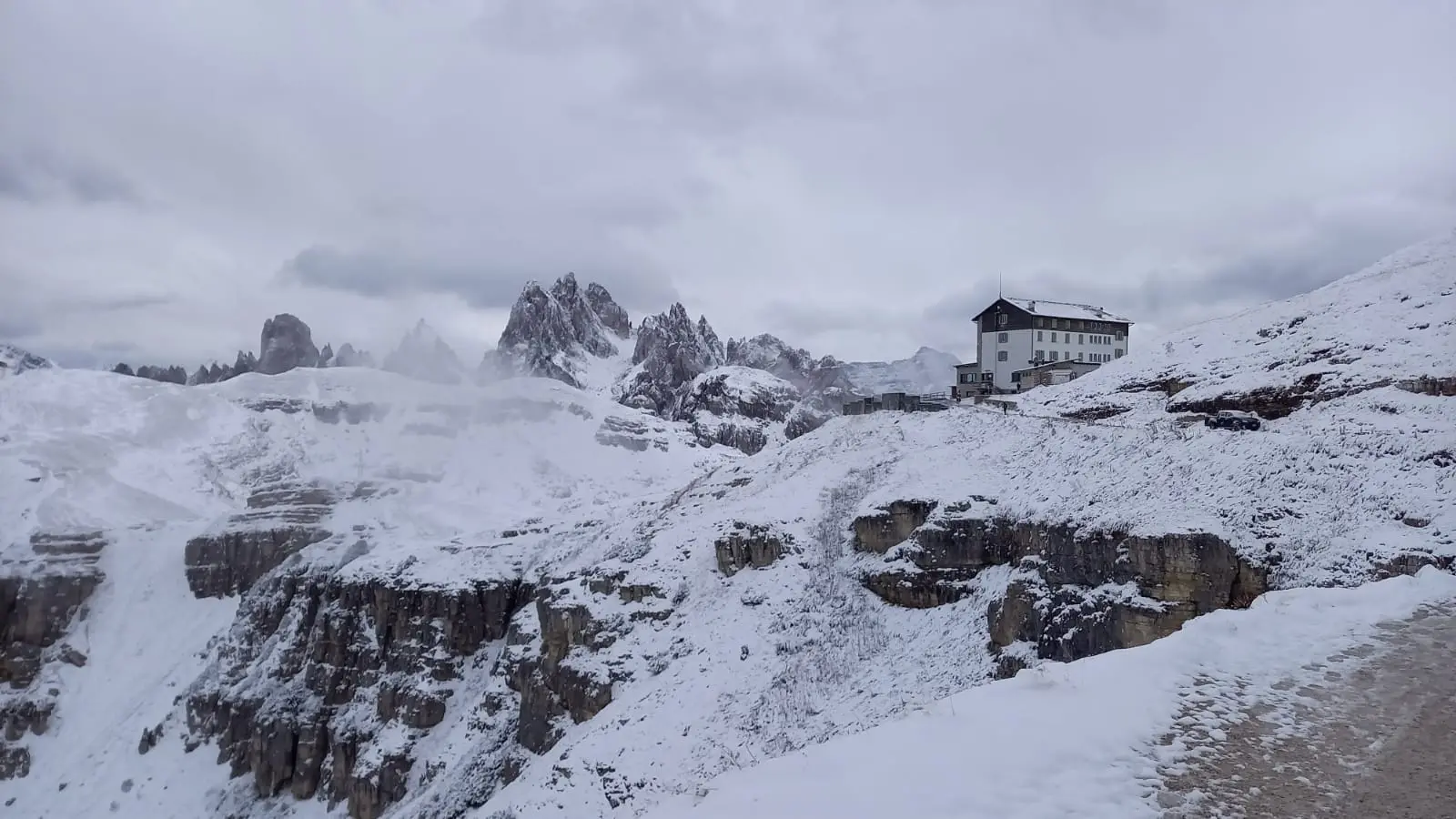 Crollo delle temperature e cime imbiancate nella notte tra venerdì e sabato 17 settembre. Le immagini dai rifugi, dal Sellaronda bike day, dal Cai e dagli appassionati