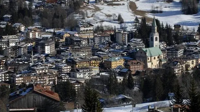 Cortina d'Ampezzo, 28 ottobre 2006. Veduta del paese - Una veduta di Cortina da sempre nel mirino degli speculatori