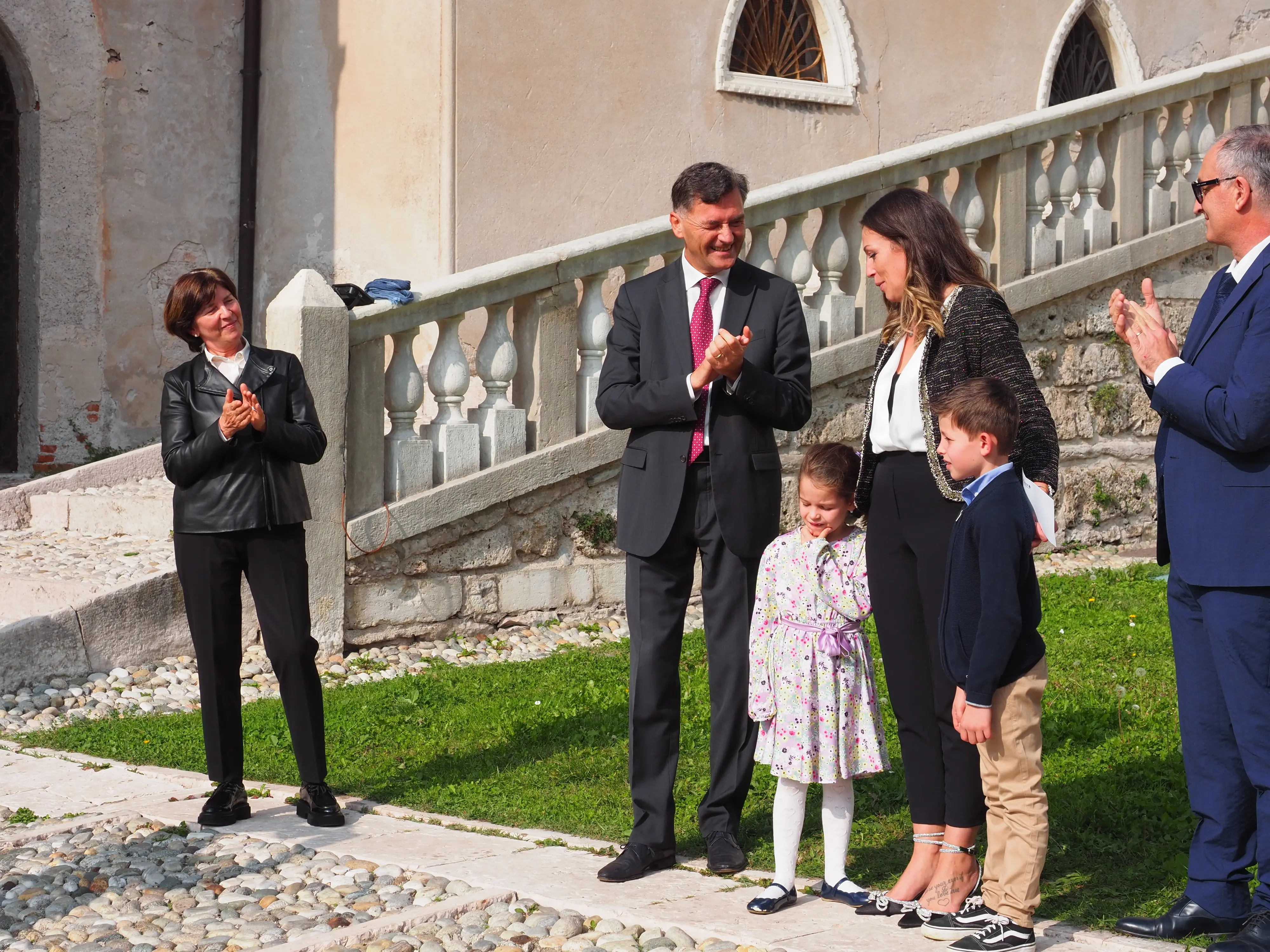 Piazza Maggiore a Feltre ha ospitato la consegna dei riconoscimenti della Famiglia Feltrina agli studenti diplomatisi con il massimo dei voti. La borsa di studio dedicata al medico Michele De Boni è stata conferita a Jessica Mocellin, mamma impegnata negli studi a Scienze infermieristiche