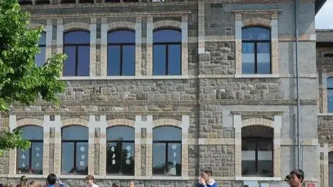 vigili del fuoco alle scuole di bolzano bellunese dopo la scossa di terremoto