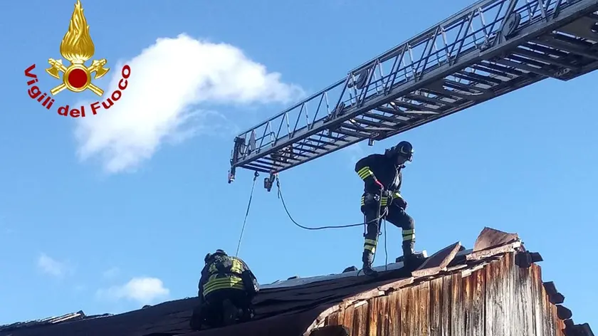 Un intervento sul tetto dei vigili del fuoco