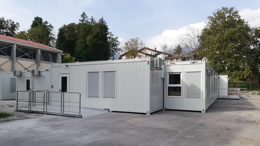 Alcuni container messi a disposizione dalla Provincia per ospitare gli studenti delle scuole superiori