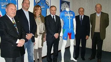Petrucci, Di Rocco e Trevisson osservano i nuovi capi per la nazionale. Più a sinistra la foto con i vertici di Sportful