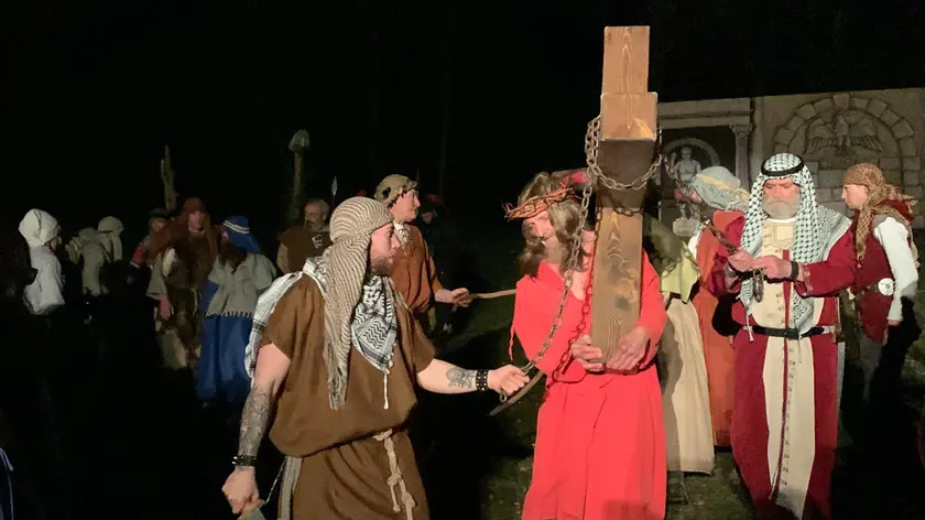 Un momento della Via crucis di ieri sera lungo le strade di Erto (foto Ambrosio - Petrussi)