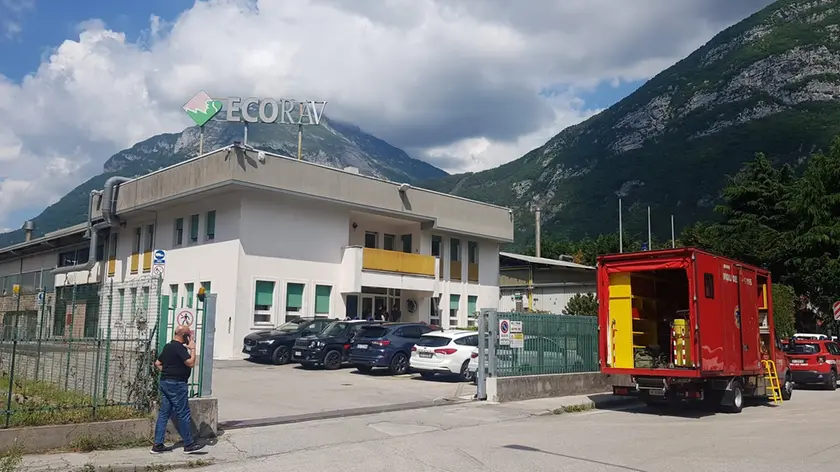 I vigili del fuoco davanti alla Ecorav di Longarone