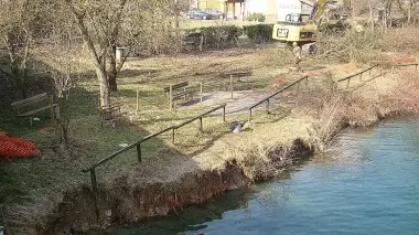 Le ruspe al lavoro da qualche giorno sulle sponde del lago di Busche consumate dall’erosione