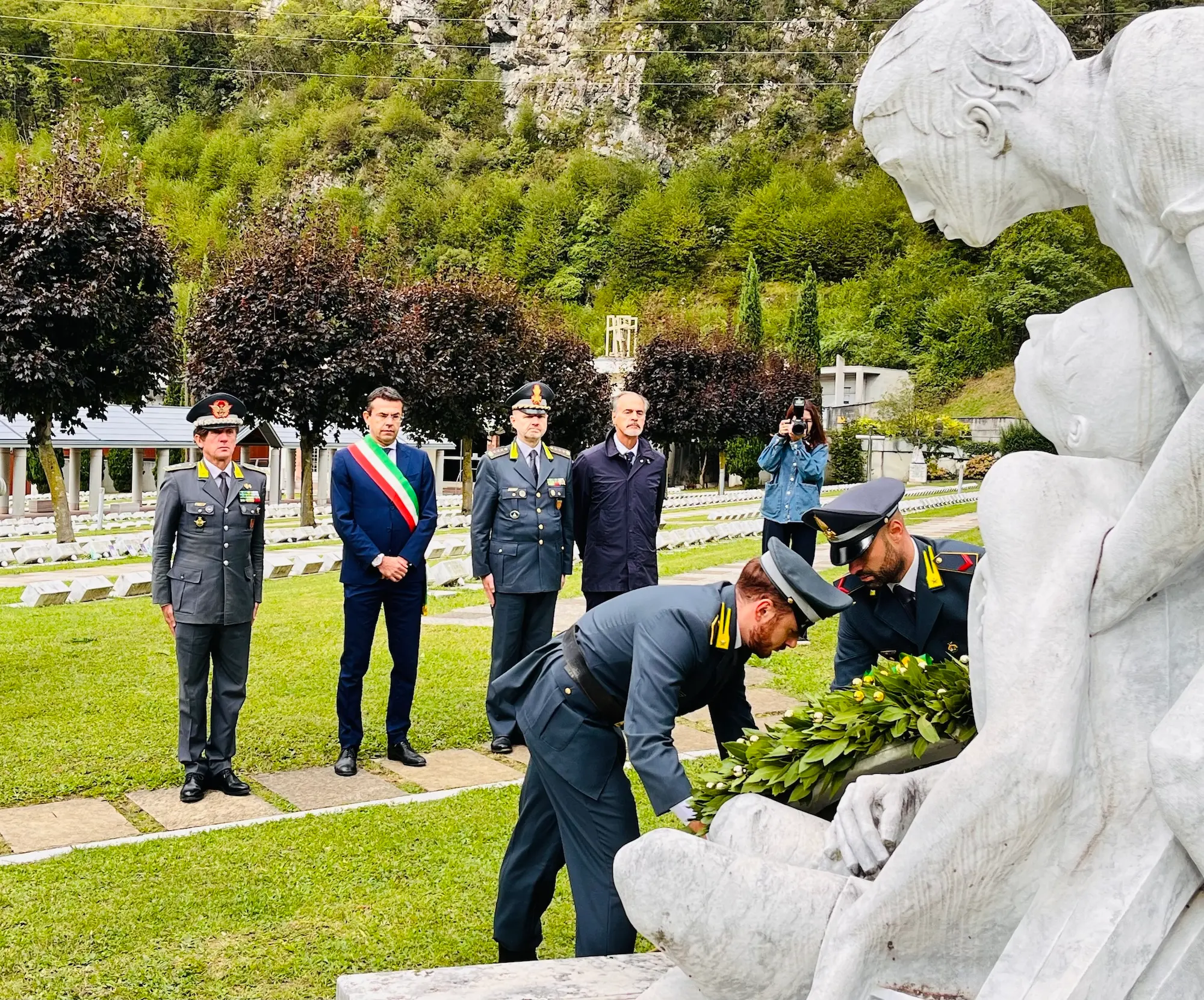 La deposizione di una corona al cimitero delle vittime del Vajont a Fortogna da parte della Guardia di finanza