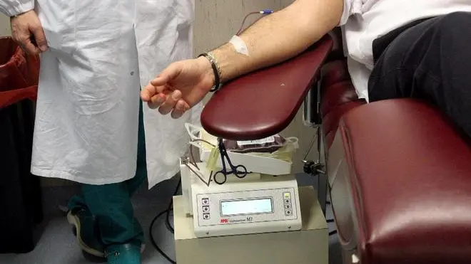 20070401 - CRO - ROMA - MEDICINA:TROVATI ENZIMI PER CREARE SANGUE ZERO UNIVERSALE - (EMBARGO FINO ALLE ORE 19 DI OGGI 1 APRILE) - Un'immagine d'archivio del 2005, relativa a sangue e trasfusioni. Scoperti in due batteri gli enzimi capaci di convertire il sangue dei gruppi A, B, AB in gruppo ..zero, ovvero quello dei cosiddetti donatori universali perche' utilizzabile per le trasfusioni su soggetti di qualsiasi altro gruppo sanguigno. VIRGINIA FARNETI / ARCHIVIO-ANSA/BGG..