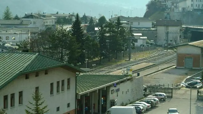 Christian Mazzucco, il giovane di Castel- lavazzo investito da un'auto pirata nella zona della stazione ferroviaria di Longarone (a destra) Mazzucco e' ricoverato in rianimazione a Belluno La stazione di Longarone davanti alla quale e' avvenuto l'incidente