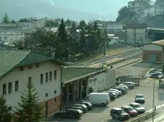 Christian Mazzucco, il giovane di Castel- lavazzo investito da un'auto pirata nella zona della stazione ferroviaria di Longarone (a destra) Mazzucco e' ricoverato in rianimazione a Belluno La stazione di Longarone davanti alla quale e' avvenuto l'incidente