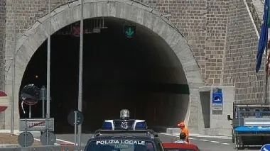 Chilometri di piste ciclabili uniscono l’Agordino Anche fino alla galleria di Listolade (foto a destra)