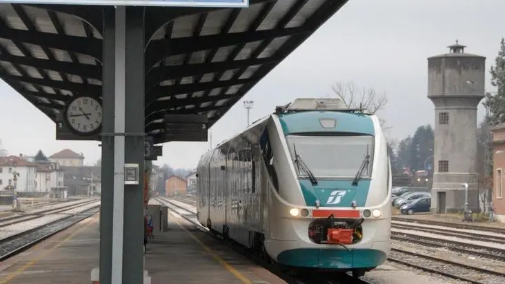 Belluno, 10 dicembre 2007. Alla stazione di Belluno arriva il nuovo servizio navetta di trenitalia Il Minuetto