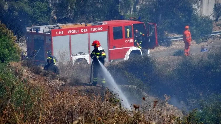 Un intervento per lo spegnimento di un incendio di sterpaglie