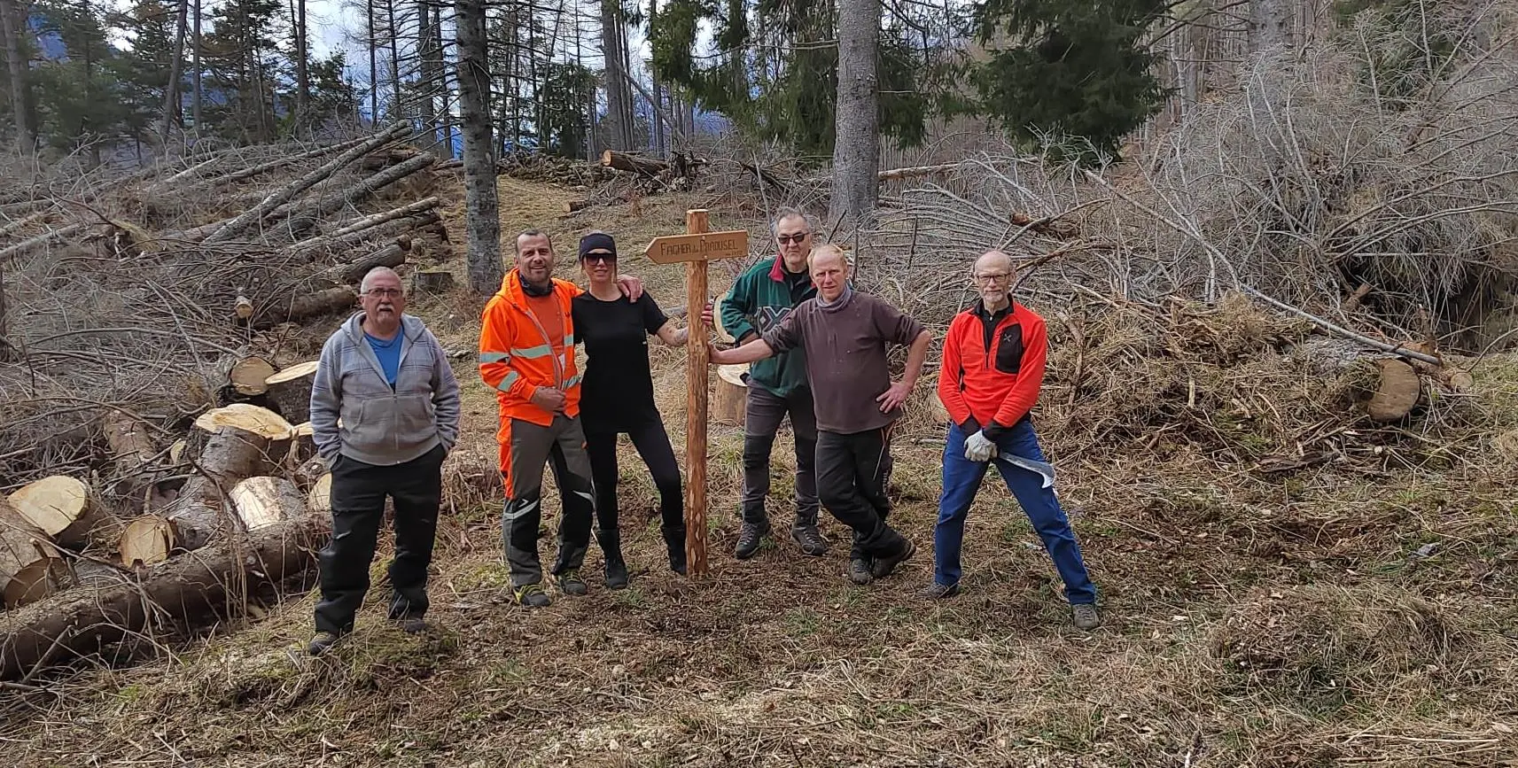 Alcuni dei volontari che hanno partecipato all’azione di pulizia dei sentieri che portano all’antico faggio