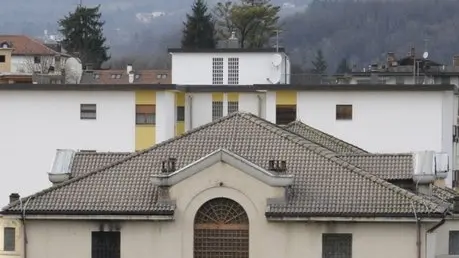 Belluno, 6 marzo 2009. All'interno del carcere di Belluno alcuni detenuti sbattono oggetti contro le sbarre per attirare l'attenzione dei passanti