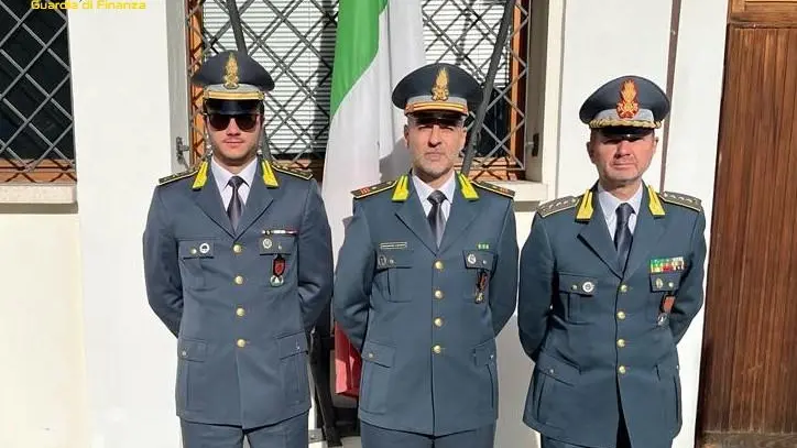 Il nuovo comandante della tenenza di Auronzo della Finanza, Antonio Cerbino Tedesco, con il comandante uscente Massimo Stefani e il comandante provinciale Dario Guarino