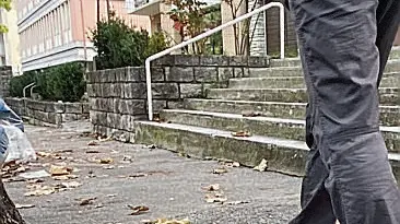 Le condizioni di un marciapiede in via Feltre a Belluno