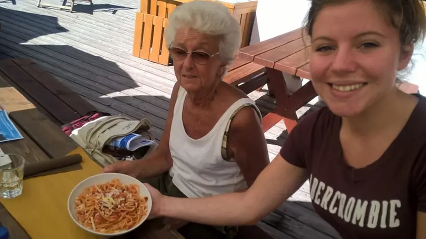 Sara De Faveri del Rifugio Cadore Vittoria serve un piatto di amatriciana