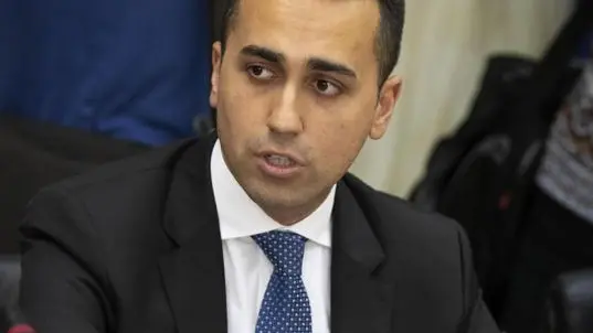 Il ministro del Lavoro Luigi Di Maio durante l'incontro sui riders al ministero del Lavoro con i rappresentanti dei lavoratori, delle piattaforme digitali, dei sindacati e delle imprese, Roma, 2 luglio 2018. ANSA/MASSIMO PERCOSSI