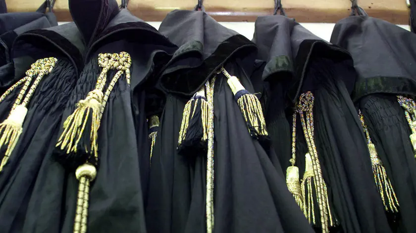 Toghe di magistrati appese in un ufficio del Tribunale di Roma in una immagine di archivio. ANSA / ALESSANDRO BIANCHI