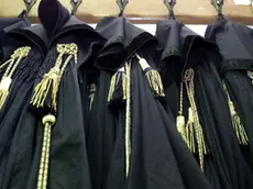 Toghe di magistrati appese in un ufficio del Tribunale di Roma in una immagine di archivio. ANSA / ALESSANDRO BIANCHI