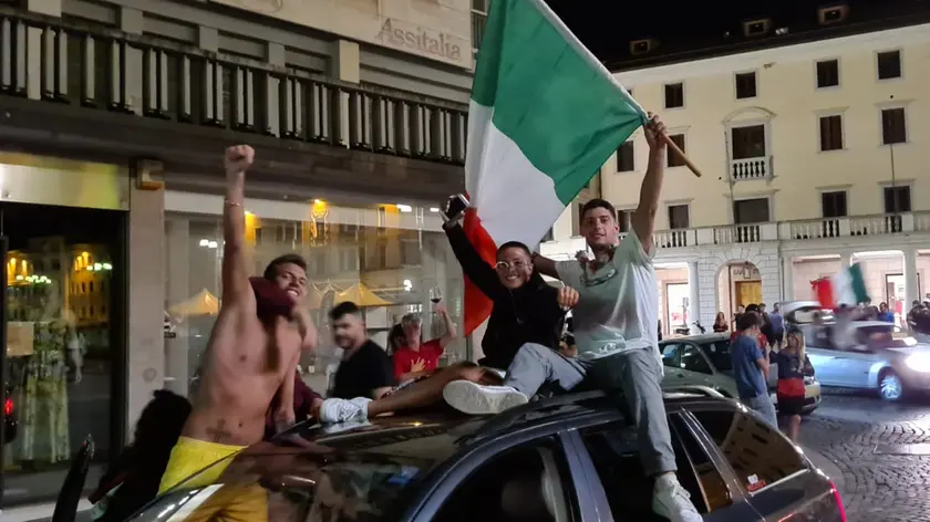 Alcuni tifosi in festa in Piazza dei Martiri dopo la vittoria con la Spagna ai rigori