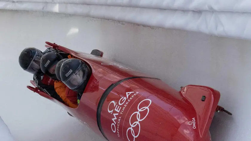 Una discesa olimpica di bob a quattro