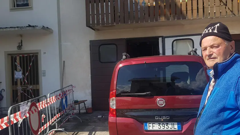 Adelio Da Rold davanti alla sua casa