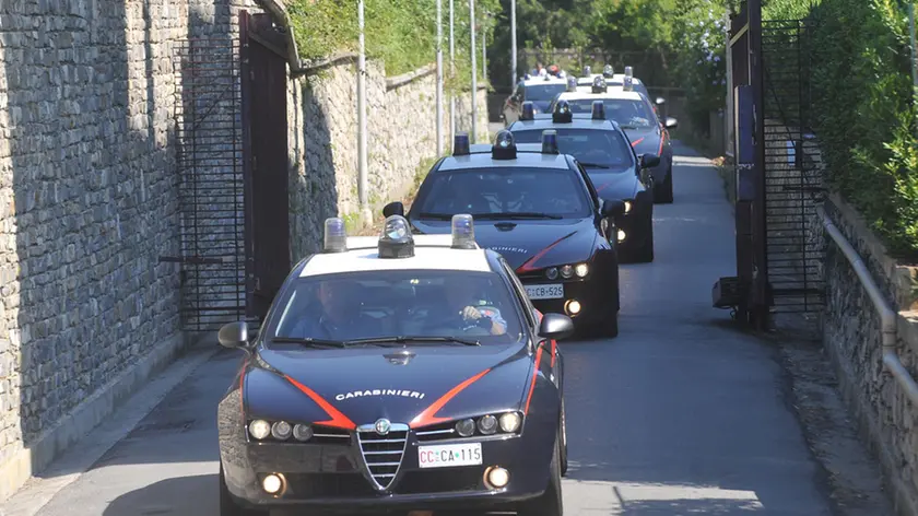 Il lungo corteo di macchine che trasferisce in carcere i 12 arrestati nell'ambito dell'operazione contro la 'ndrangheta a Genova e in Liguria demoninata "Maglio", prima della conferenza stampa presso il comando Provinciale dei Carabinieri di Genova, questa mattina 27 giugno 2011 a Genova. ANSA/ LUCA ZENNARO