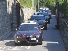 Il lungo corteo di macchine che trasferisce in carcere i 12 arrestati nell'ambito dell'operazione contro la 'ndrangheta a Genova e in Liguria demoninata "Maglio", prima della conferenza stampa presso il comando Provinciale dei Carabinieri di Genova, questa mattina 27 giugno 2011 a Genova. ANSA/ LUCA ZENNARO