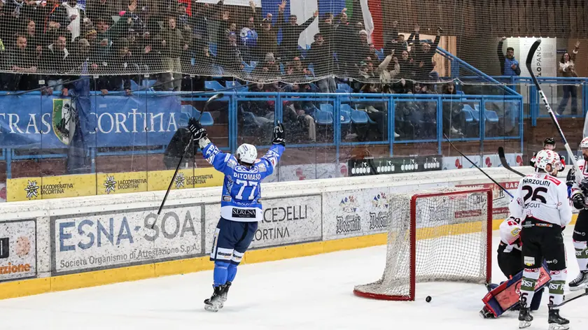 Il pubblico dell'Olimpico esulta dopo un gol del Cortina